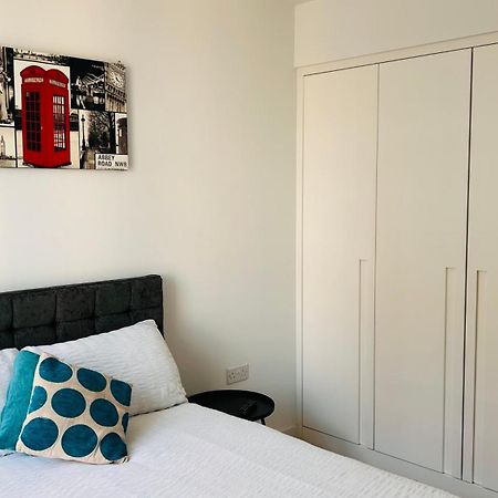 Lush Living - Double Room With Private Bathroom Лондон Екстер'єр фото